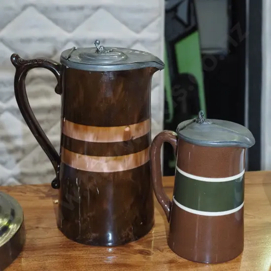 pair of lidded pewter jugs - 1 has damage to lid