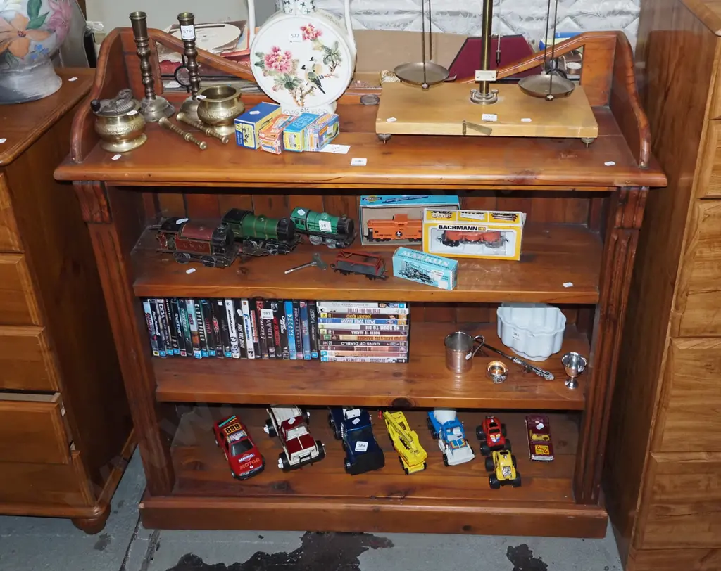 pine bookcase with 2 small leadlight panes H975 W1030 D300 Image 1++