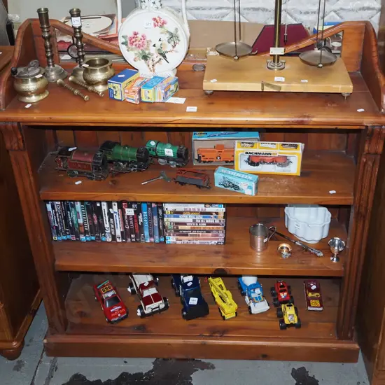 pine bookcase with 2 small leadlight panes H975 W1030 D300