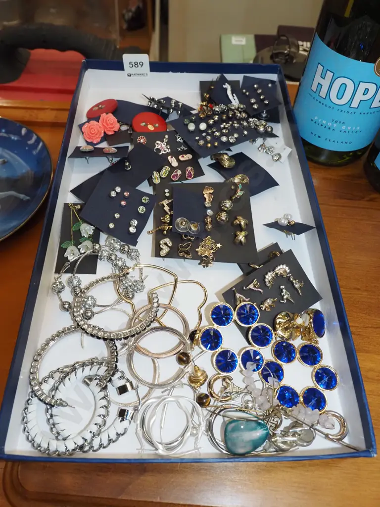 box of costume jewellery Image 1++