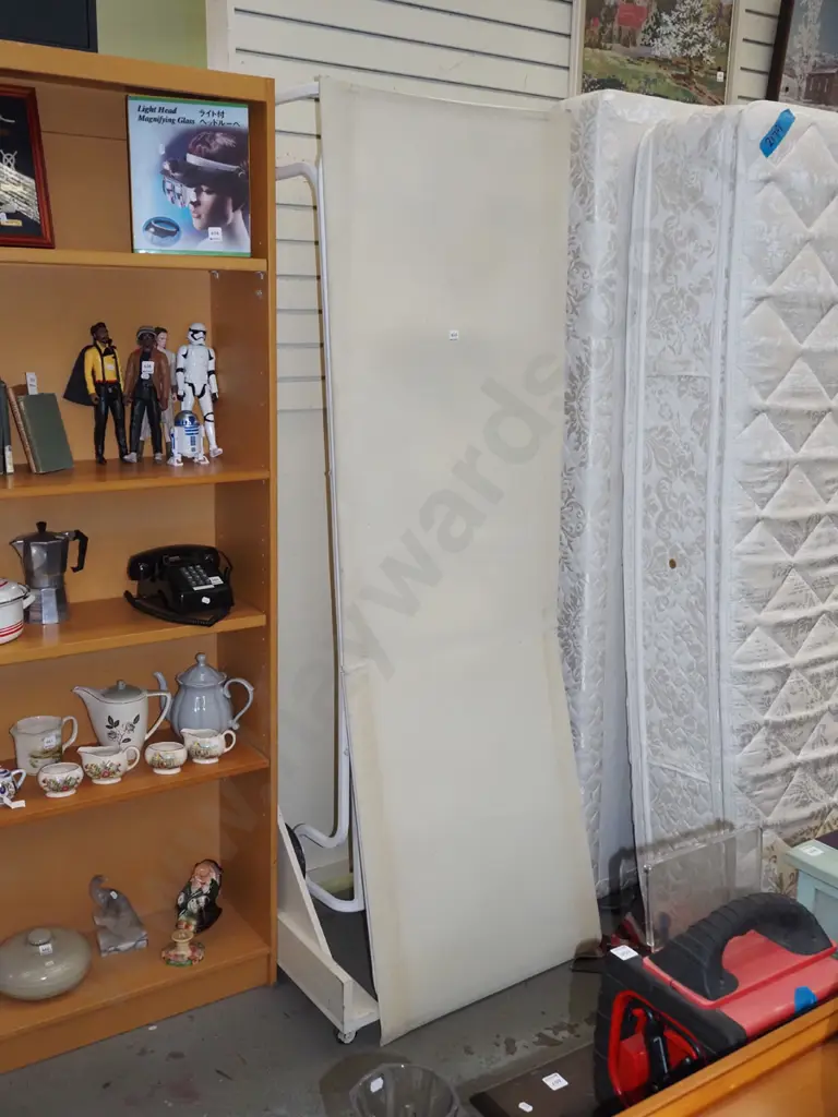 white sun lounger Image 1++