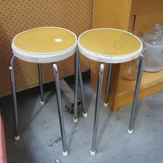 2x vinyl stools