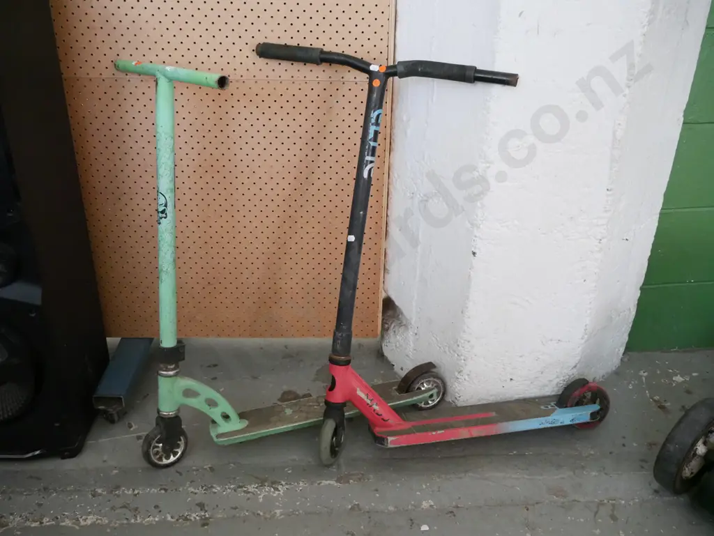 2x childrens scooters Image 1++