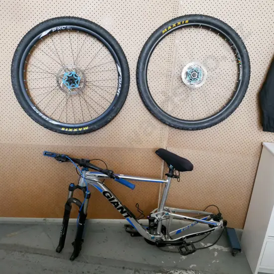 Silver black/blue Giant bike - has 2 wheels but missing axles