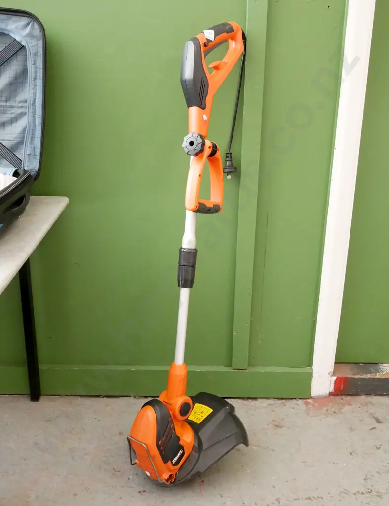 JobMate 550W corded line trimmer Image 1++