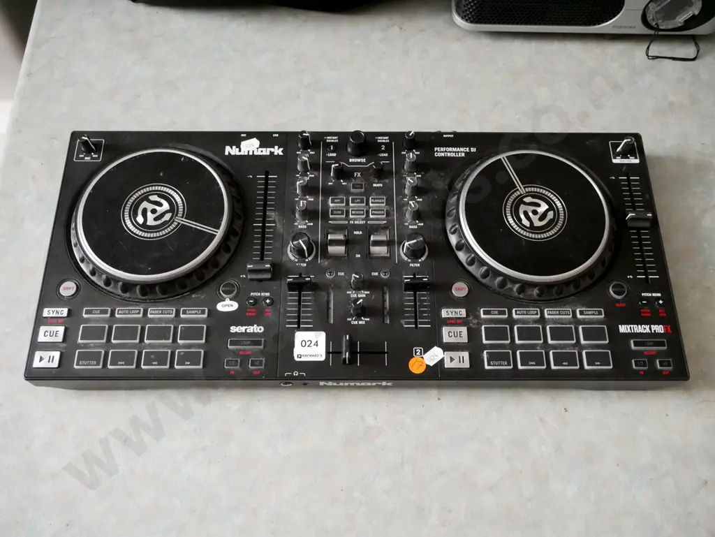 Numark DJ Deck, Mixtrack Pro FX Image 1++