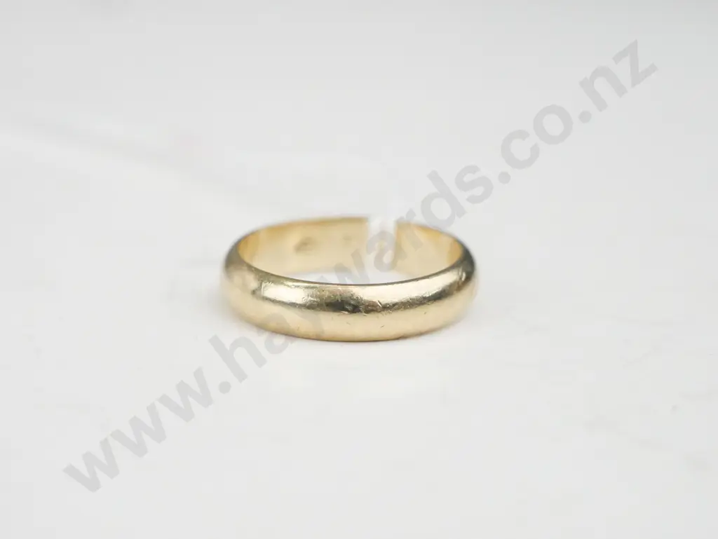 Gold wedding band Image 1++