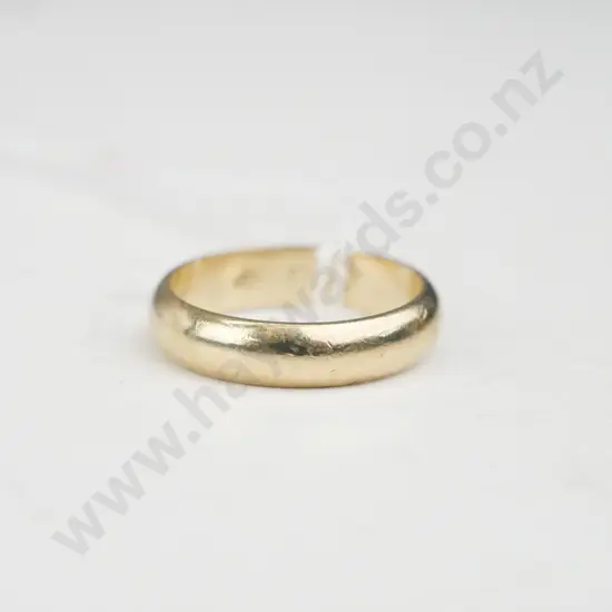 Gold wedding band