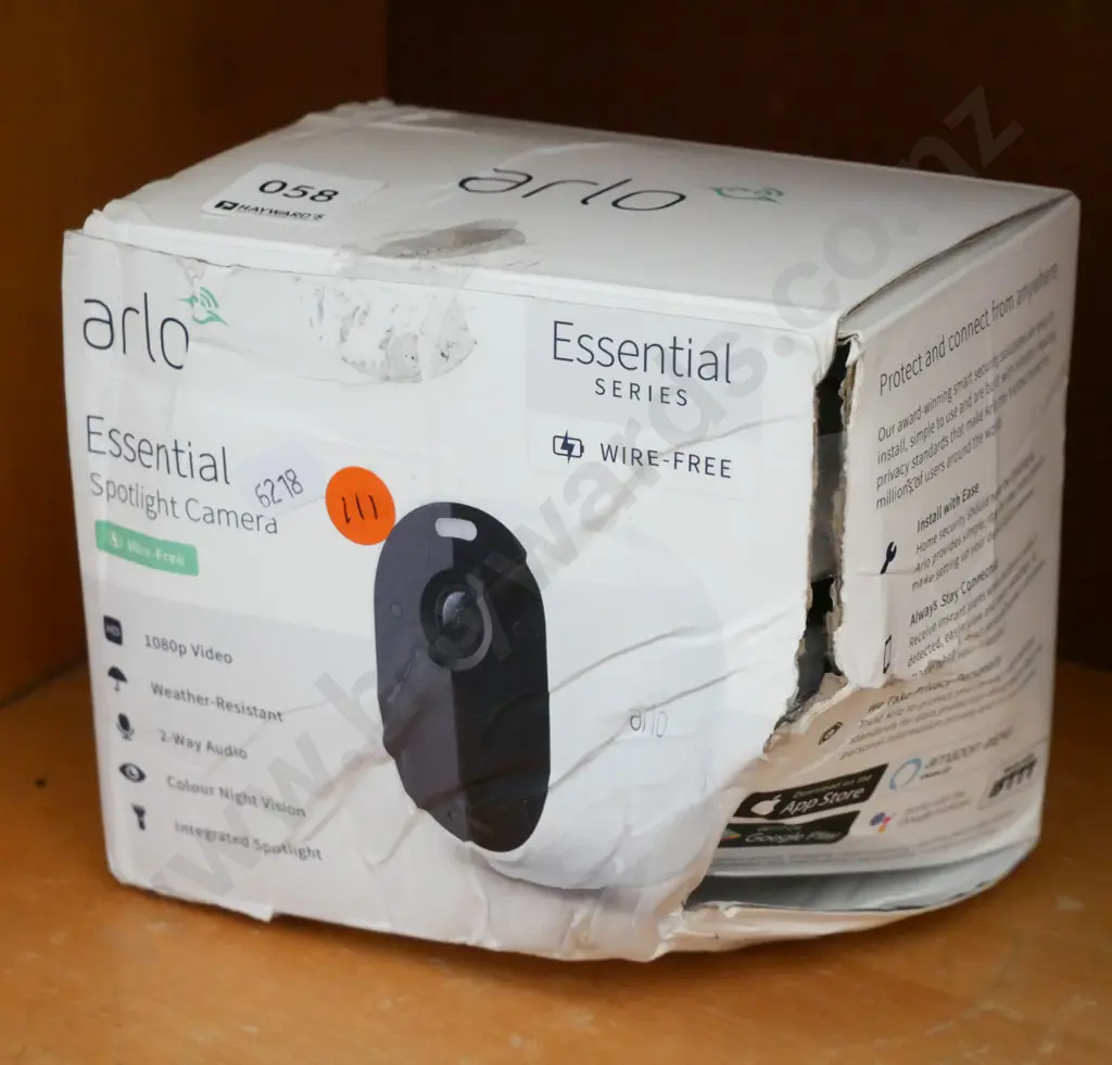 Arlo essential spotlight camera Image 1++