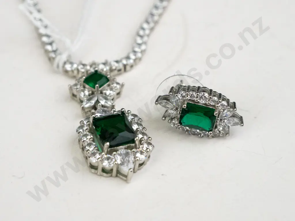 Silver necklace with green pendent &  1 single earring Image 1++