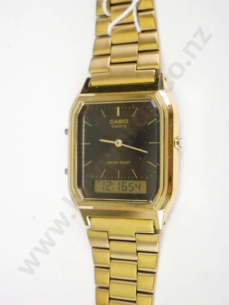 Gold coloured Casio men's watch - broken fastener Image 1++