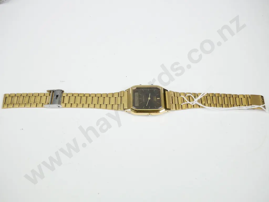 Gold coloured Casio men's watch - broken fastener Image 1++