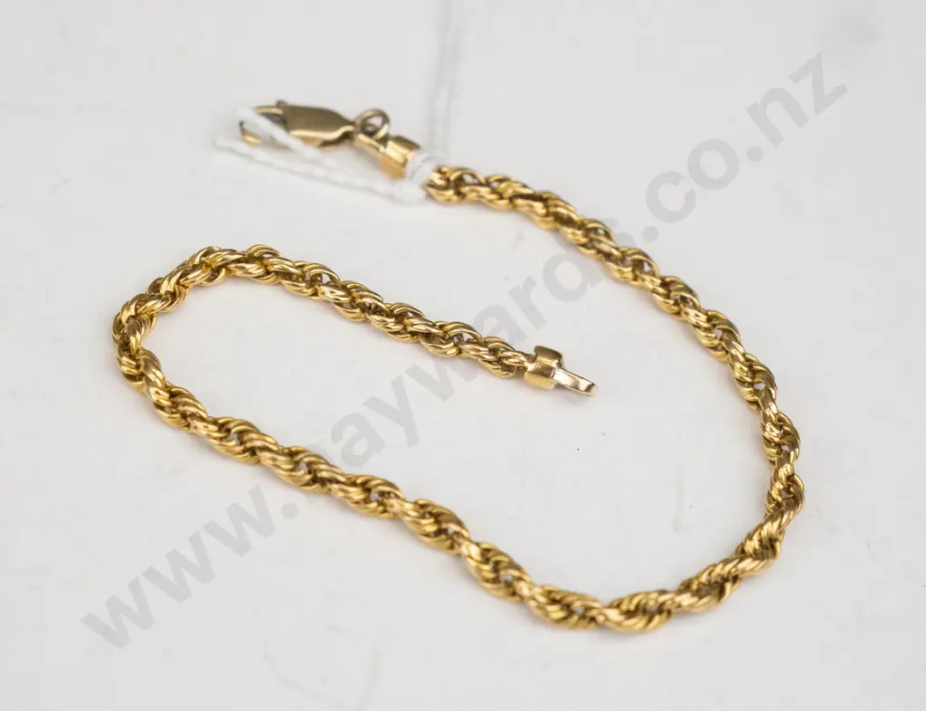 9ct Gold bracelet , broken hook Image 1++