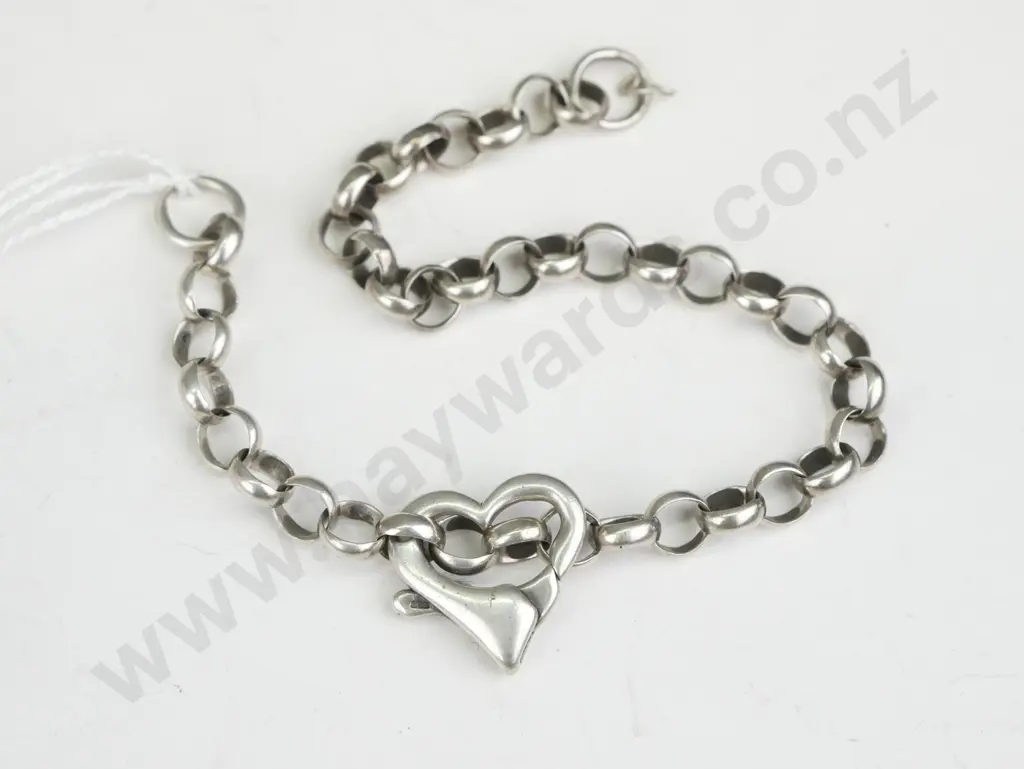 Silver braclet with heart shaped clasp Image 1++