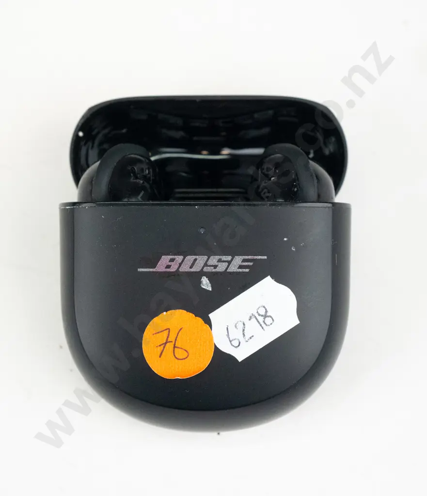 Bose airbuds in black case Image 1++
