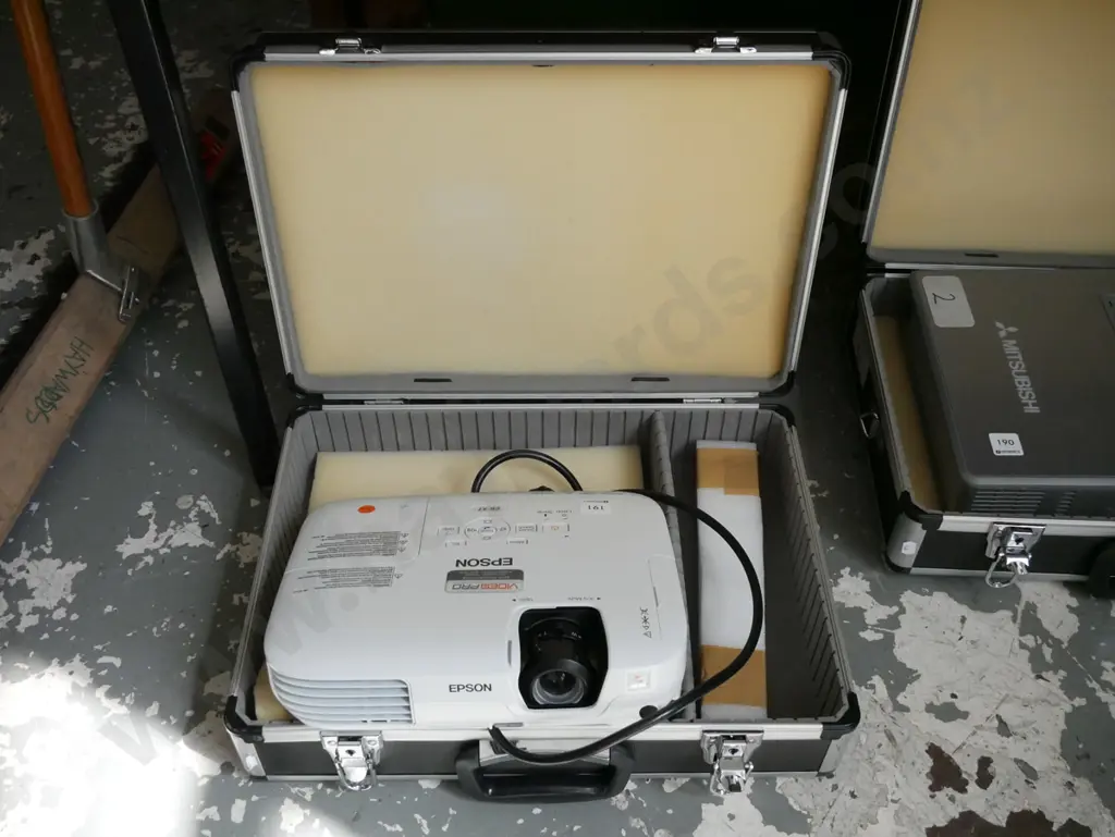 Video Pro projector in case Image 1++