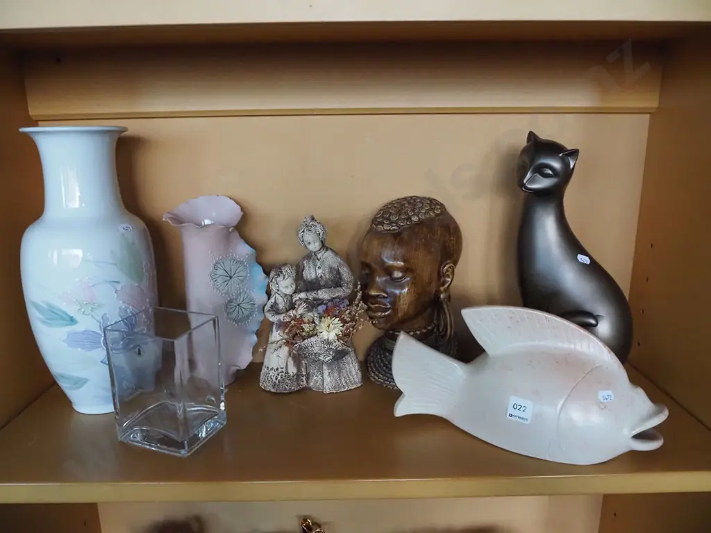 shelf; cat and fish figurines, vases Tallest H350 Image 1++