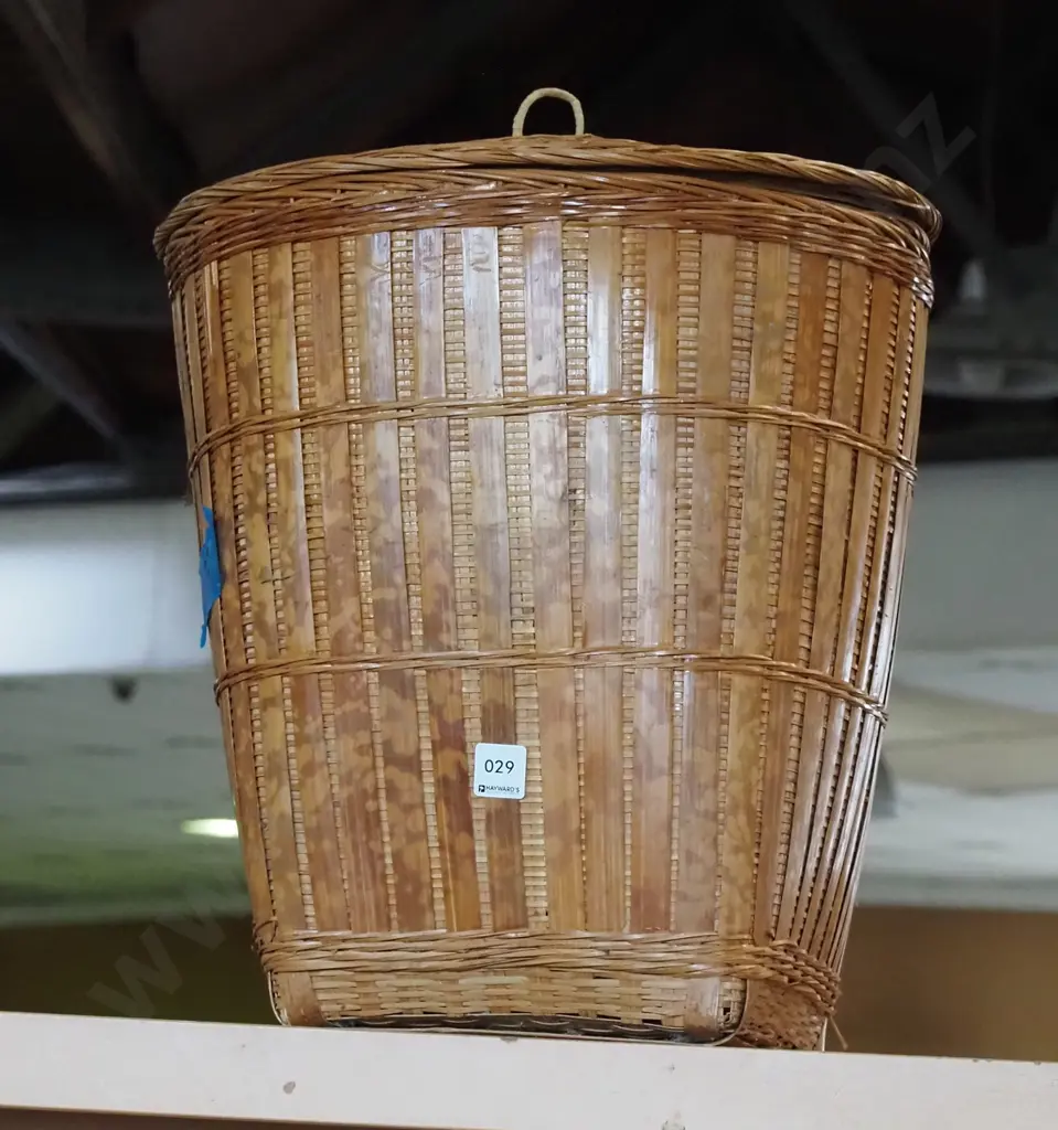 cane lidded laundry hamper H425 Image 1++