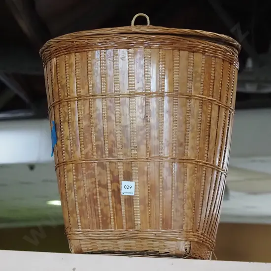 cane lidded laundry hamper H425
