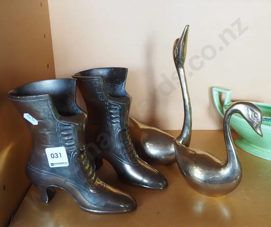2x brass boot vases, 2x brass swans H220 Image 1++