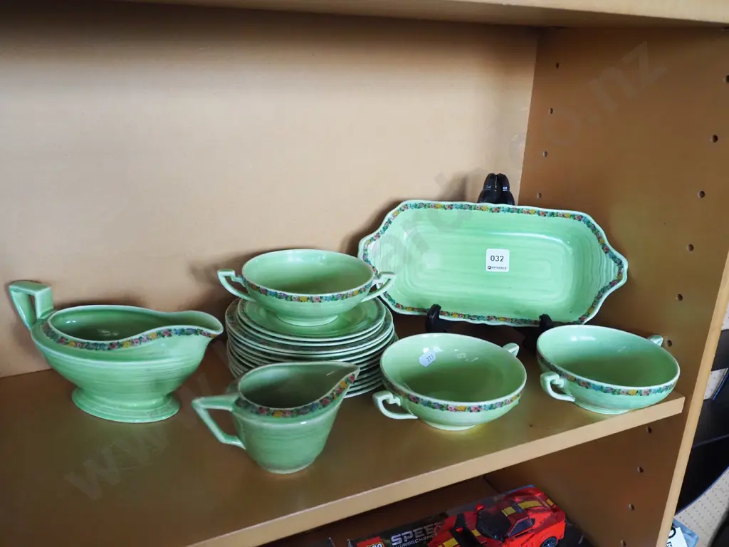 Crown Ducal green and floral dishes, bowls etc Image 1++