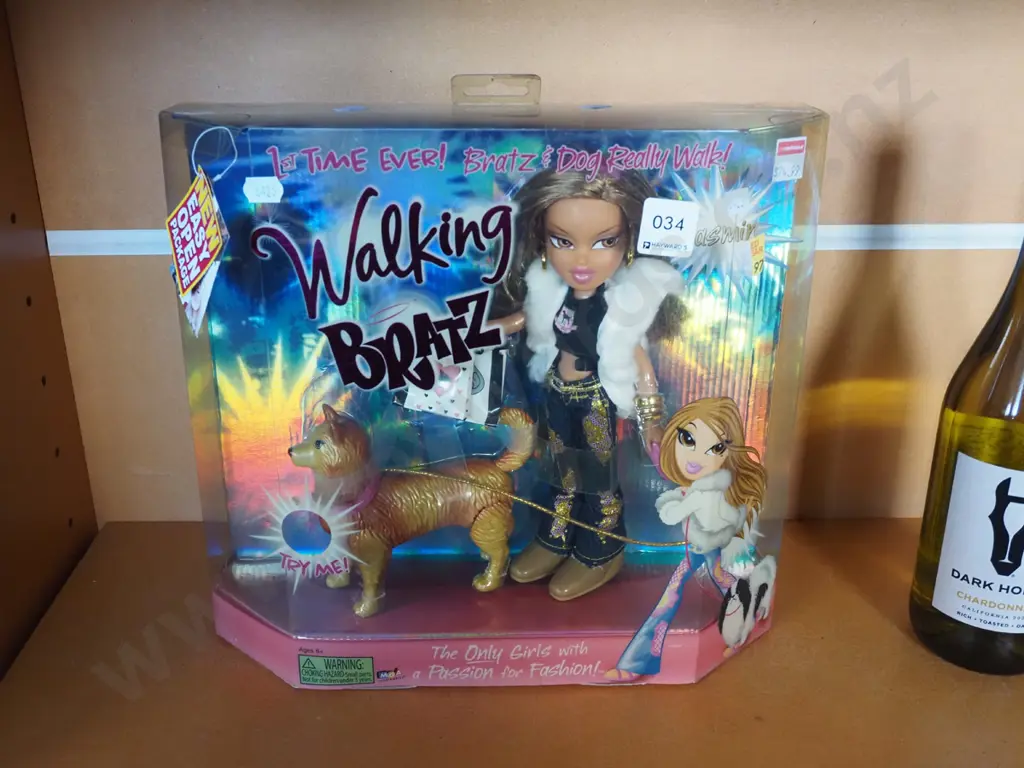 as new boxed Walking Bratz doll with dog Image 1++