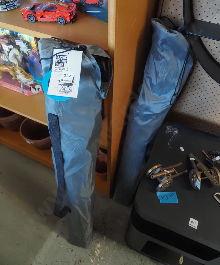 2x camping chairs Image 1++