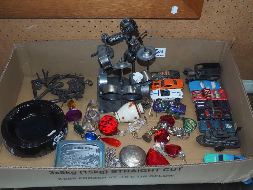 box; model vehicles, ashtray, figurine etc Image 1++