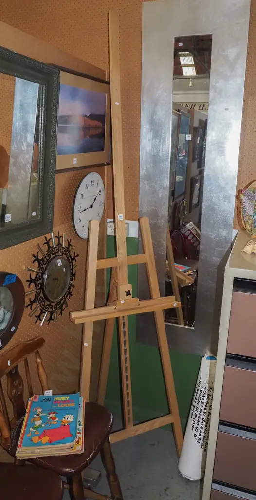 large wooden easel Image 1++