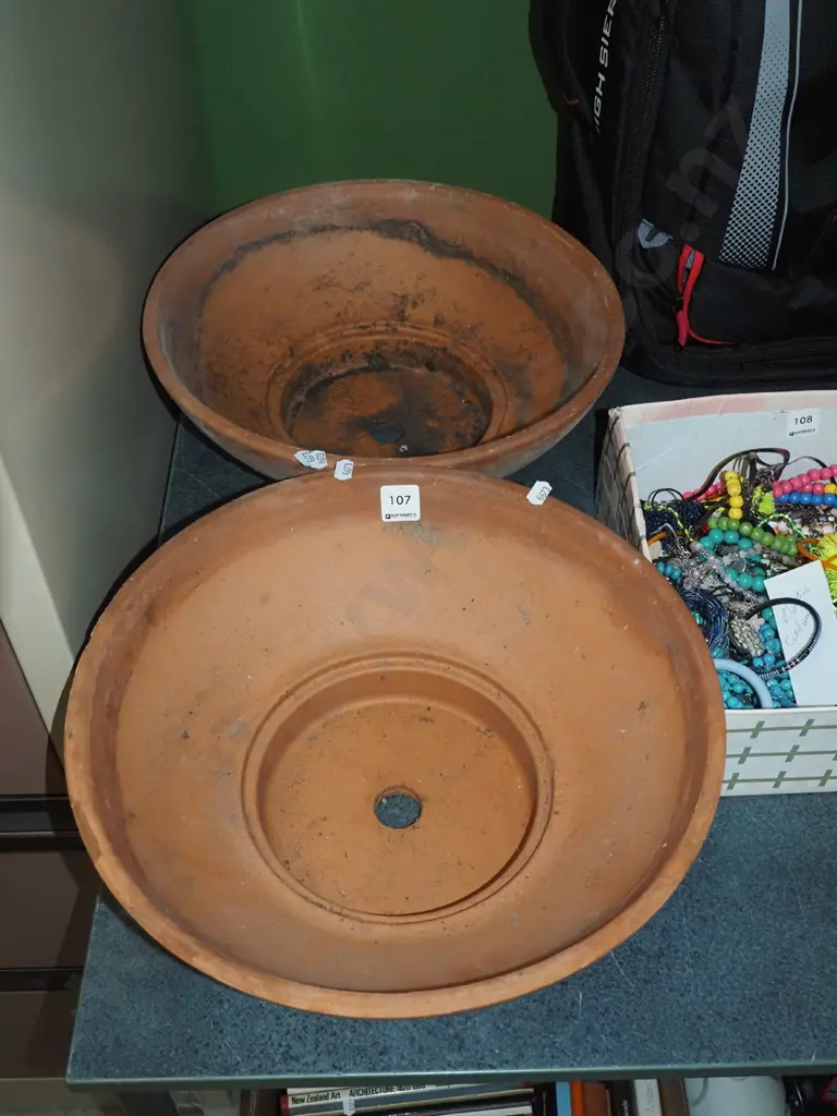 2x shallow terracotta planters Largest Diam370 Image 1++