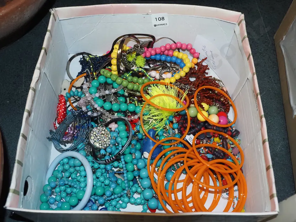box of costume jewellery Image 1++
