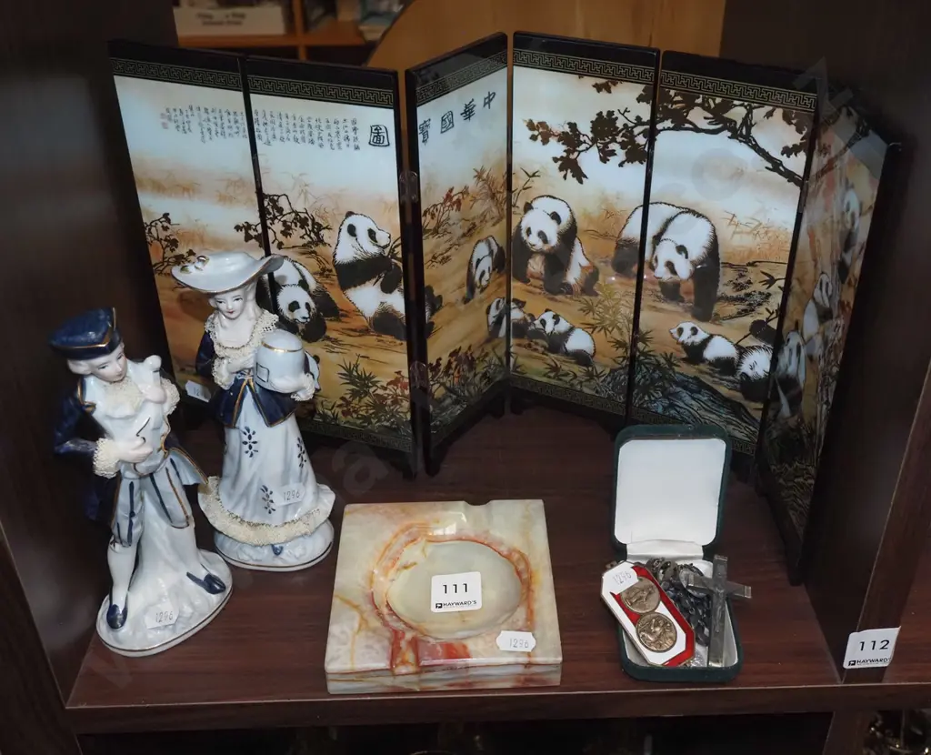 small 6 panel screen, figurines, ashtray etc Image 1++