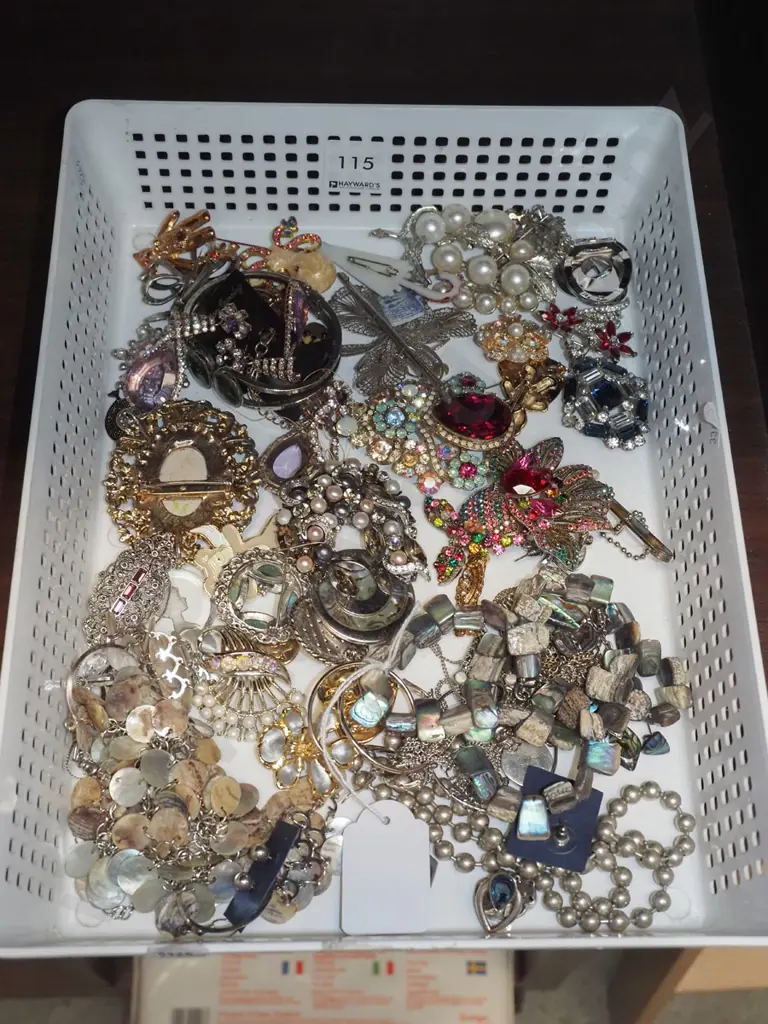 tray of costume jewellery Image 1++