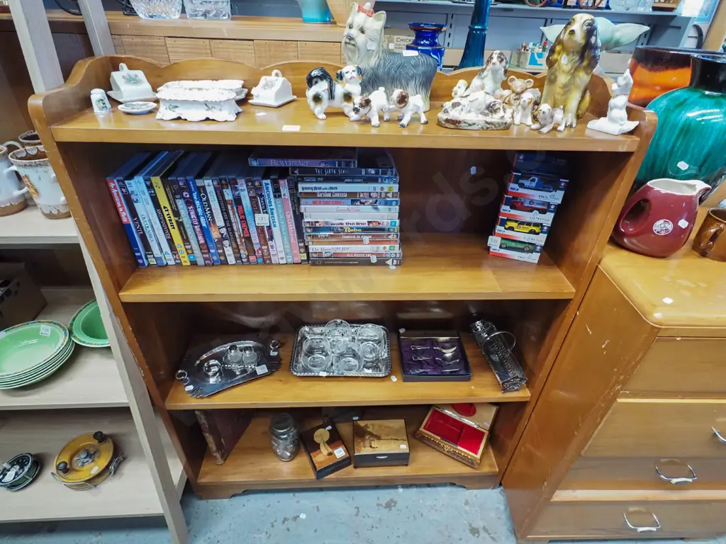 rimu bokcase H1250 W915 D240 Image 1++