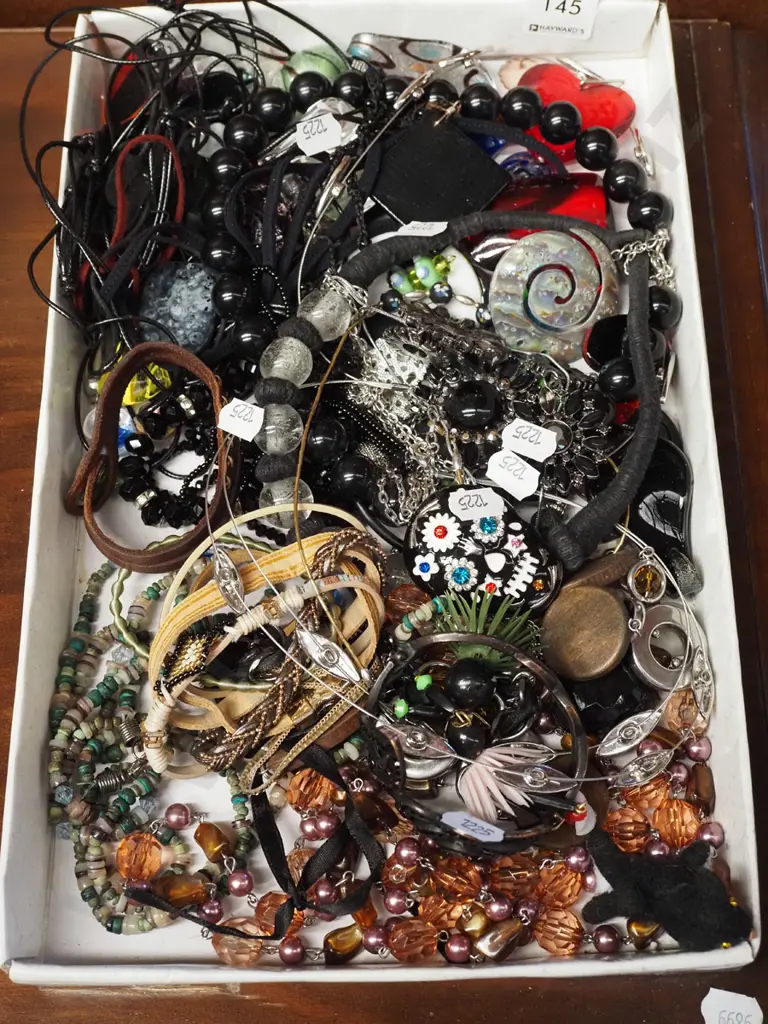 tray of costume jewellery Image 1++