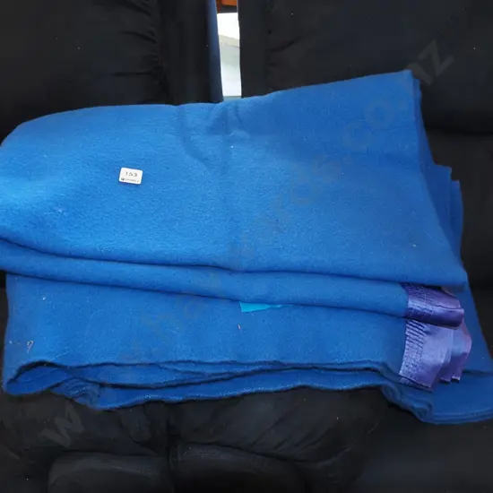 2x large blue woollen blankets