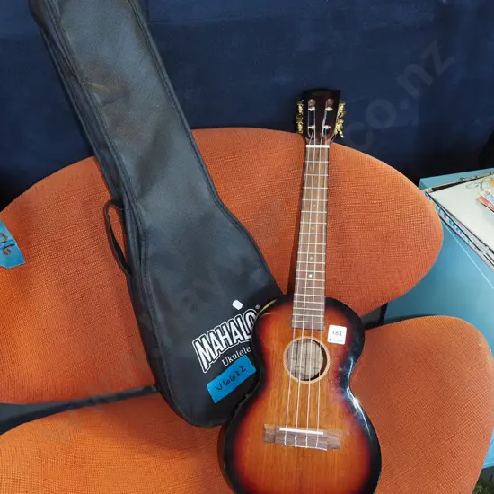 Mahalo plug in large ukelele and soft carry case