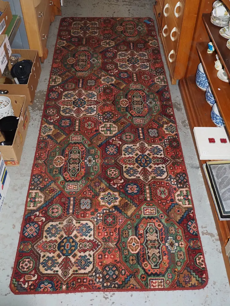 edged piece of carpet - green, red, blues L2920 W1000 Image 1++