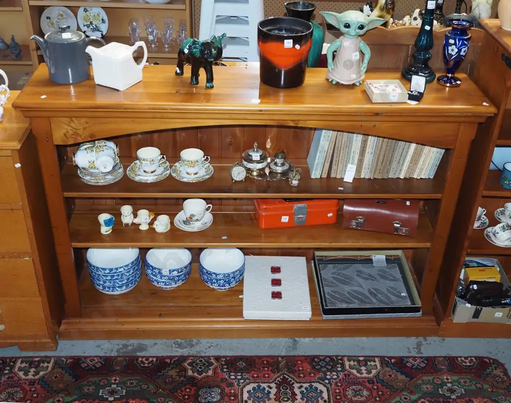 solid rimu adjustable bookcase H1000 W1510 D330 Image 1++