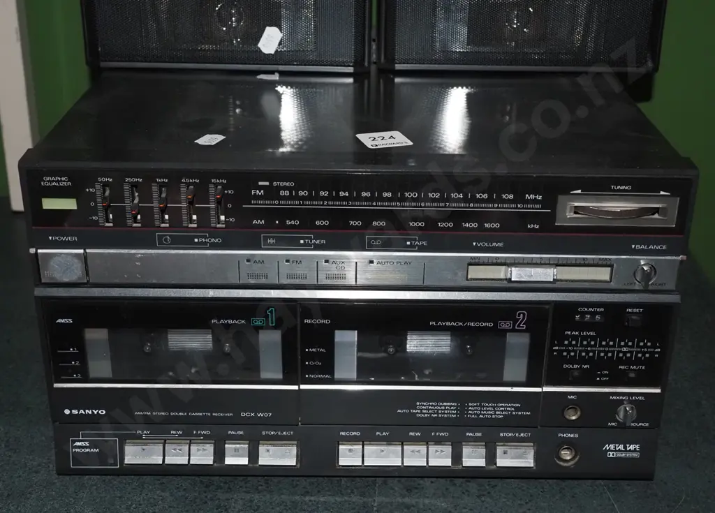 Sanyo stereo system; twin cassette, radio Image 1++