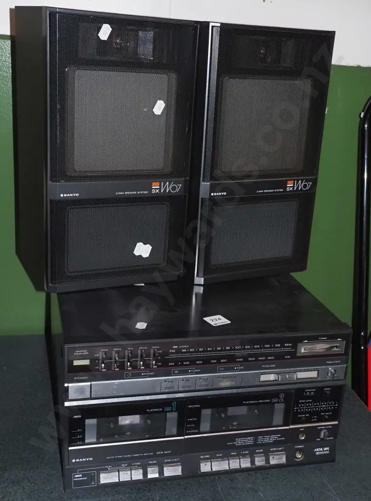 Sanyo stereo system; twin cassette, radio Image 1++