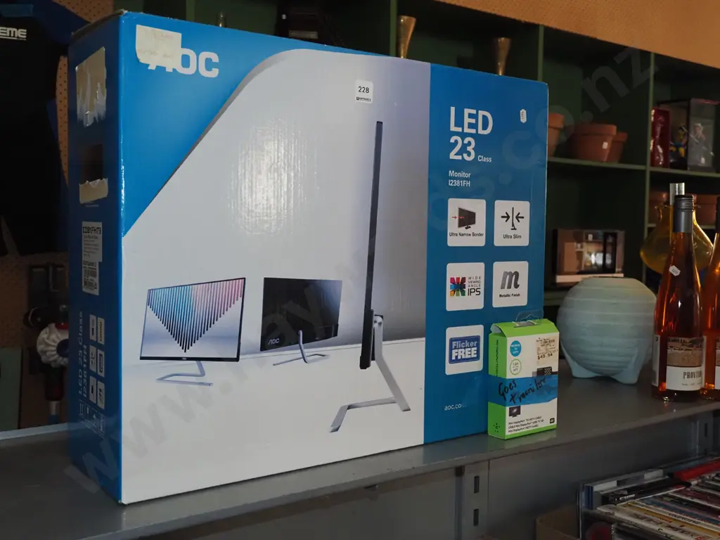 box; LED 23" monitor, boxed HDMI cable Image 1++