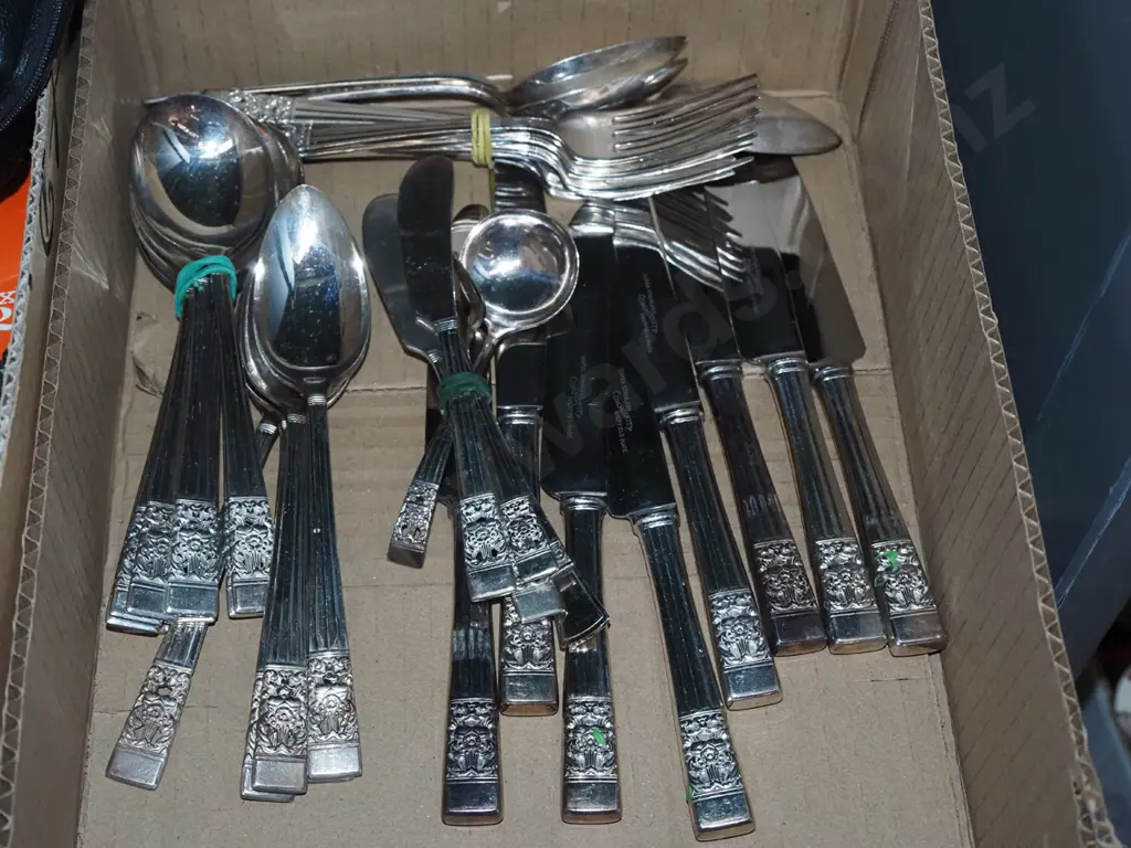 box of cutlery Image 1++