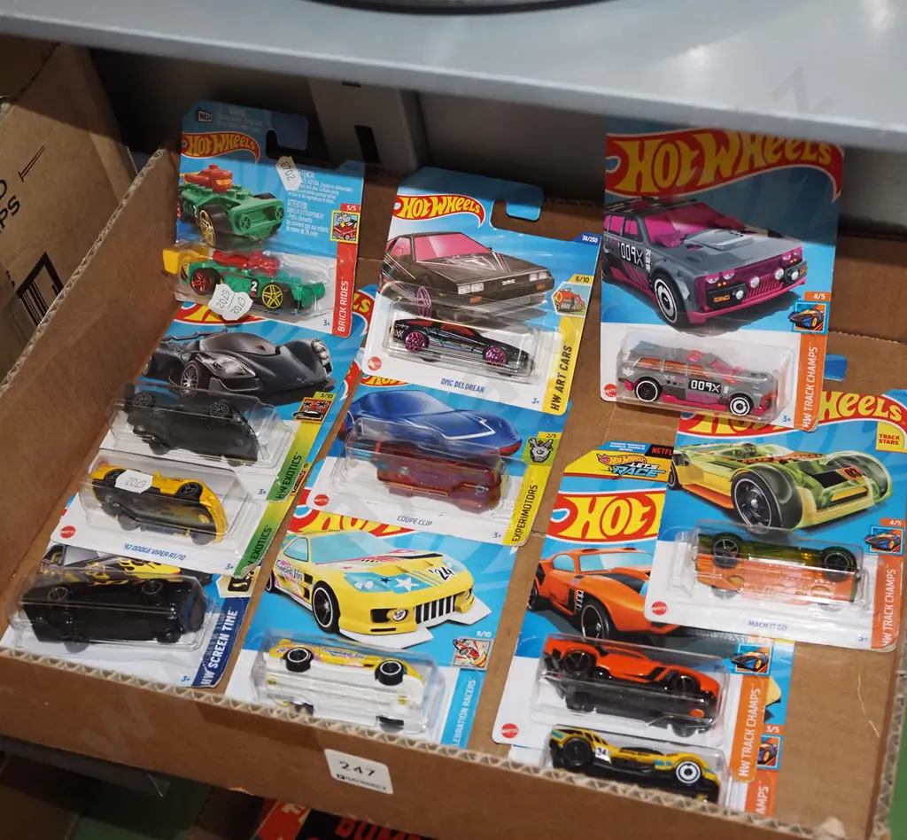 box; 11x carded Hotwheels vehicles Image 1++