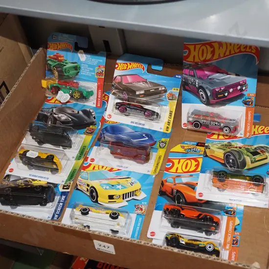 box; 11x carded Hotwheels vehicles
