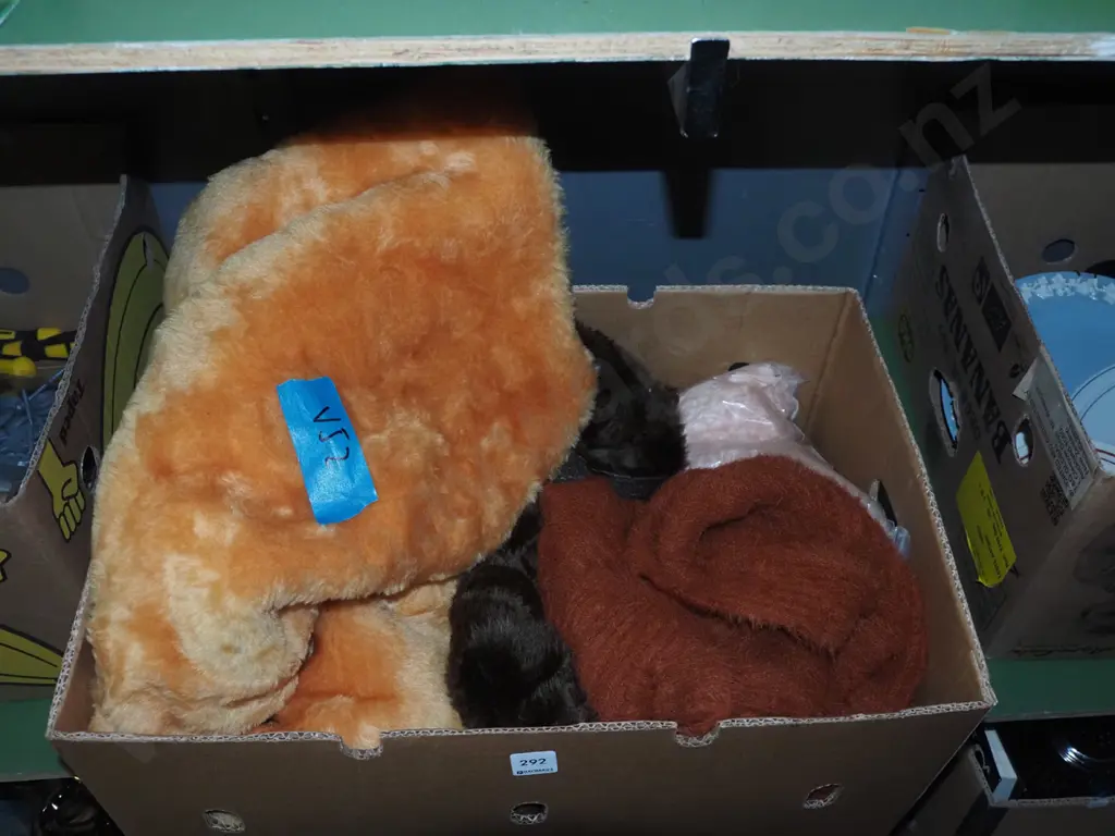 box; faux fur, woollen jersey, cardigan etc Image 1++
