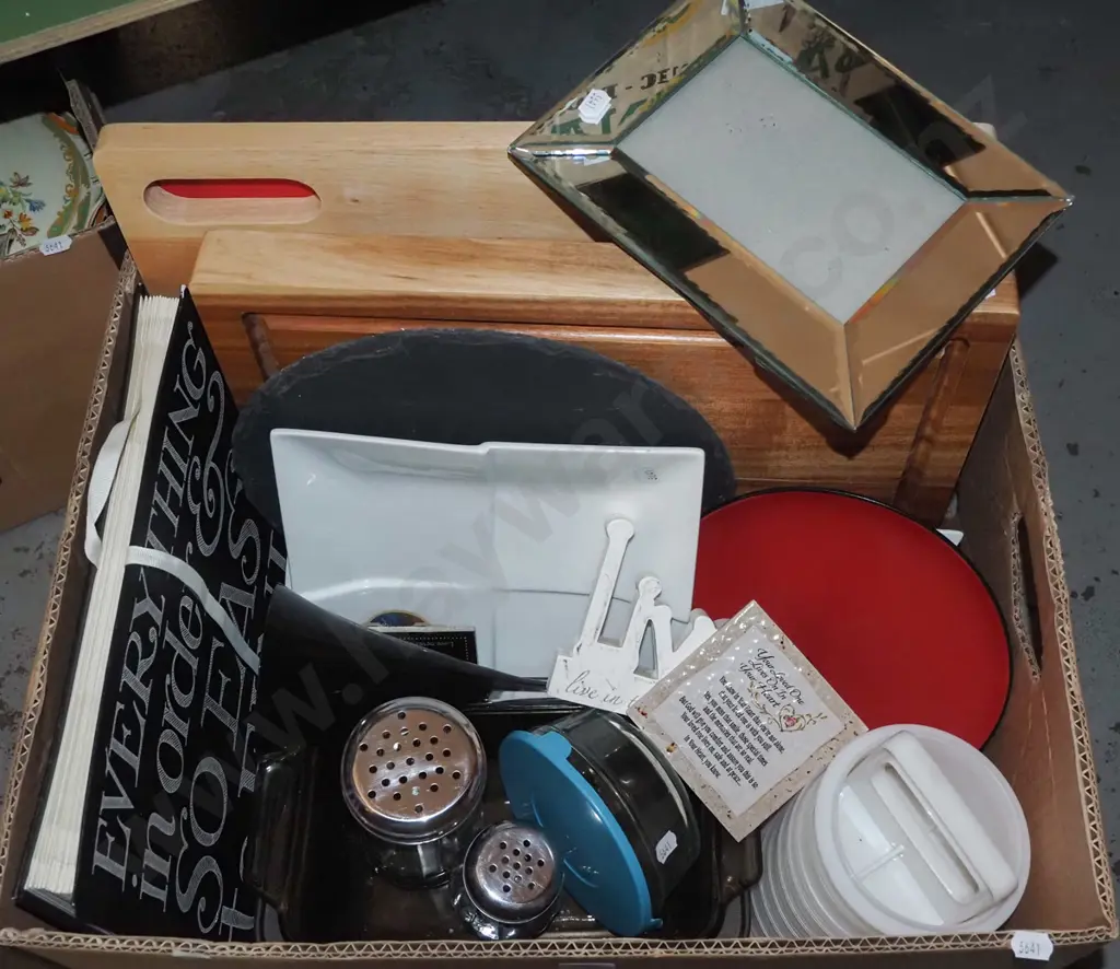 box; chopping boards, sugar shakers baking dishes etc Image 1++