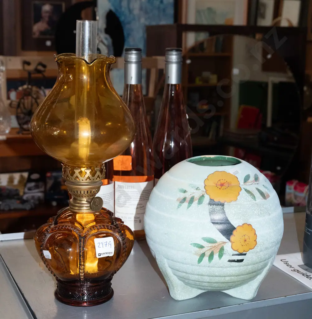 amber kerosene lamp, vintage globe-shaped vase Image 1++