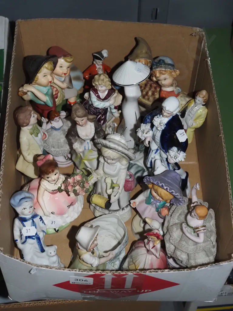 box of figurines Image 1++