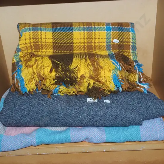 2x woollen blankets, travel rug